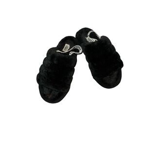 UGG Fluff Yeah Slide. Black. 8. Flaw on front of right shoe